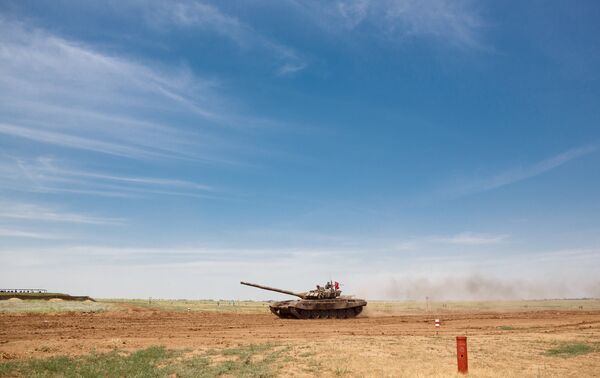 Танк Т-72Б3 на всеармейских соревнованиях по танковому биатлону на полигоне Прудбой под Волгоградом.