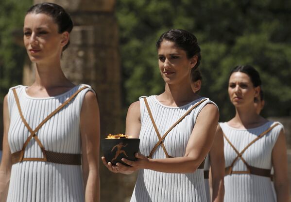 Участницы церемонии зажжения огня XXXI летних Олимпийских игр 2016 года в Древней Олимпии, Греция