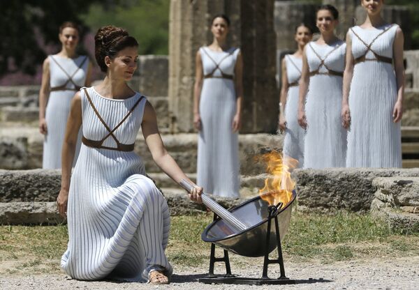 Участницы церемонии зажжения огня XXXI летних Олимпийских игр 2016 года состоялась в Древней Олимпии, Греция