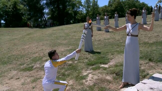 Зажжение огня Игр-2016: первый факелоносец, оливковая ветвь и белый голубь