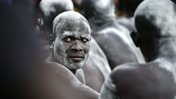 Борец Южного Судана перед началом матча в Джуба