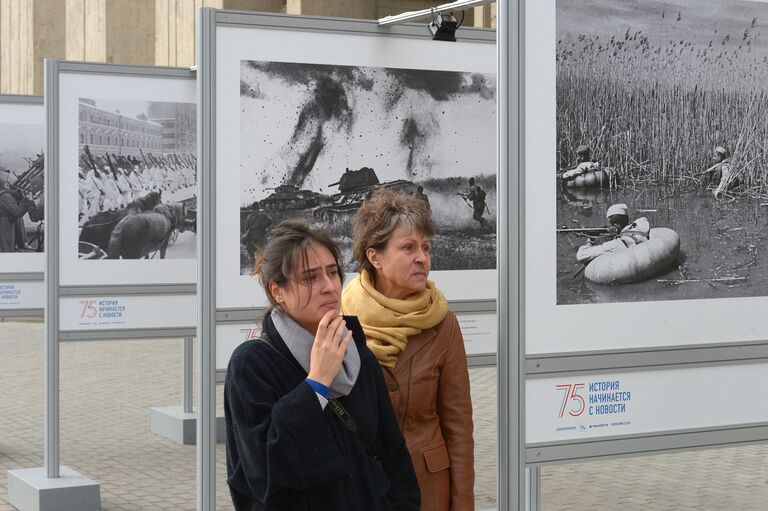 Выставка к 75-летию Совинформбюро на Зубовском бульваре