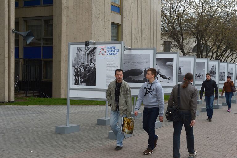 Выставка к 75-летию Совинформбюро на Зубовском бульваре