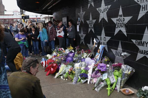 Поклонники возле звезды с именем Prince у клуба в Миннеаполисе, США