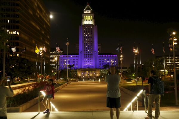 Здание мэрии Лос-Анджелеса в пурпурном цвете в память о Принсе