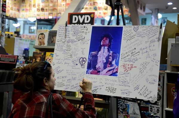 Подписи в память о певце Принсе в Голливуде, Лос-Анджелес