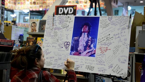 Подписи в память о певце Принсе в Голливуде, Лос-Анджелес