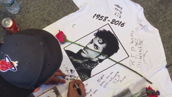 Поклонники Принса в память о музыканте танцевали и пели его песни в Нью-Йорке