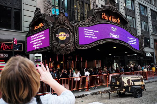 Надпись на вывеске Hard Rock Cafe в память о музыканте Принс. Нью-Йорк, США