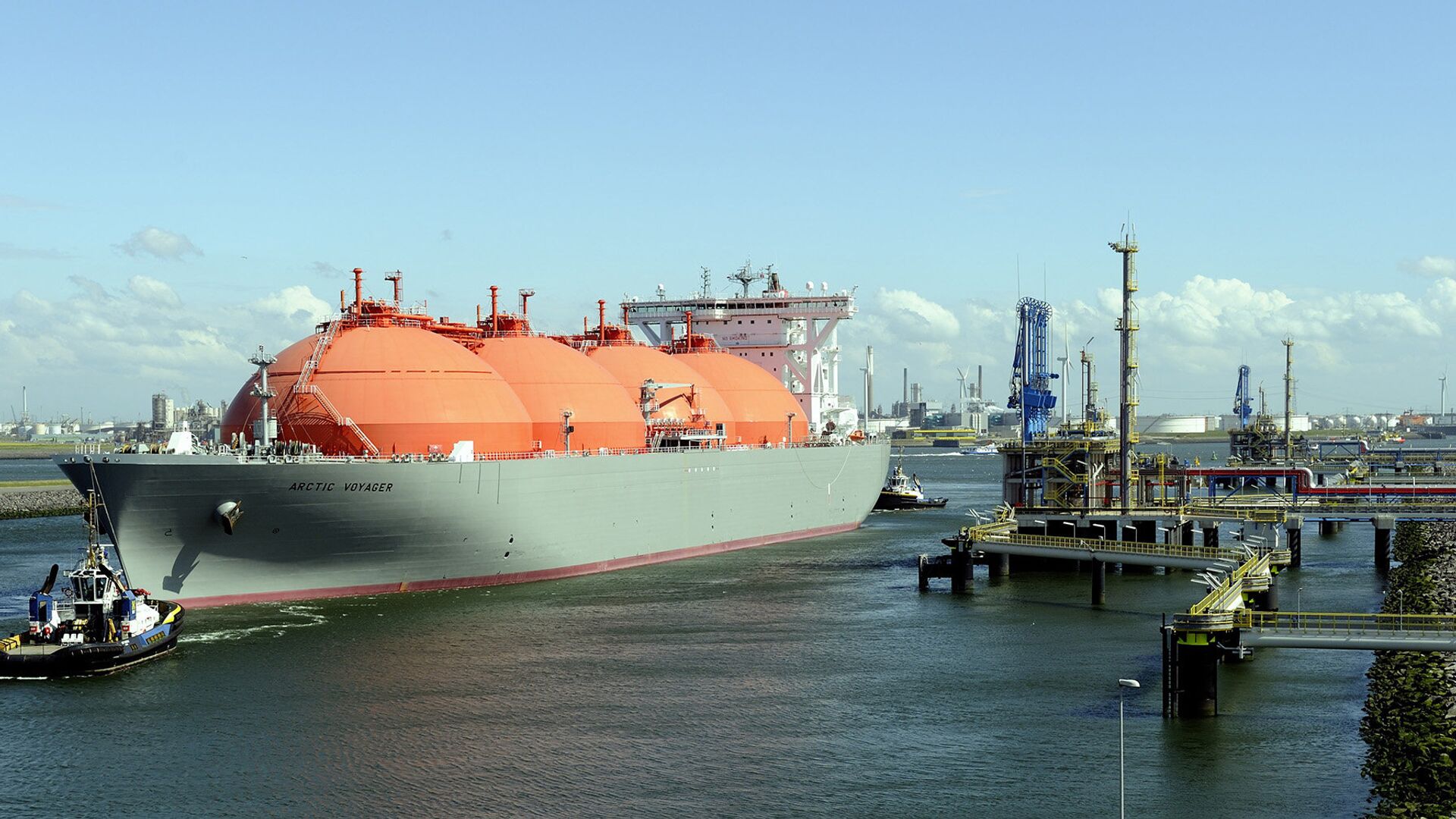 Корабль, транспортирующий природный газ в порту Ротердама, Нидерланды - РИА Новости, 1920, 14.09.2021