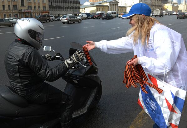Волонтер раздает георгиевские ленточки в центре Москвы в рамках акции Георгиевская ленточка, посвященной 71-й годовщине Победы в Великой Отечественной войне.