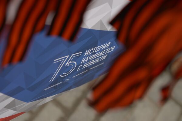 Волонтер раздает георгиевские ленточки в центре Москвы в рамках акции Георгиевская ленточка, посвященной 71-й годовщине Победы в Великой Отечественной войне