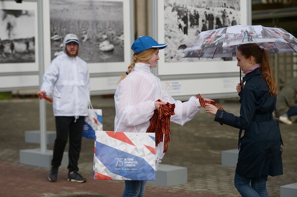 Волонтер раздает георгиевские ленточки в центре Москвы в рамках акции Георгиевская ленточка, посвященной 71-й годовщине Победы в Великой Отечественной войне