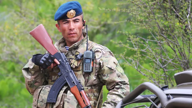 Военнослужащий армии Таджикистана во время совместных учений подразделений военной разведки государств-членов ОДКБ Поиск 2016 в Таджикистане Военнослужащий армии Таджикистана во время совместных учений подразделений военной разведки государств-членов ОДКБ Поиск 2016 в Таджикистане