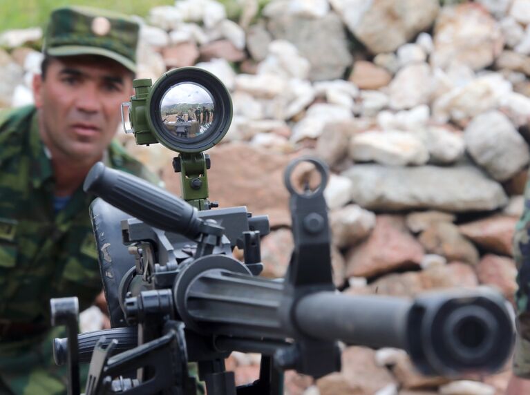 Выставка образцов вооружений и военной техники в рамках совместных учений подразделений военной разведки государств-членов ОДКБ в Таджикистане