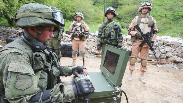 Военнослужащий армии Белоруссии демонстрирует работу системы радиоэлектронной разведки