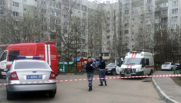Сотрудники правоохранительных органов возле дома в Москве, где нашли склад боеприпасов