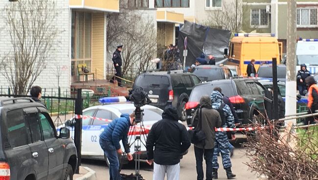 Сотрудники правоохранительных органов возле дома в Москве, где нашли склад боеприпасов Сотрудники правоохранительных органов возле дома в Москве, где нашли склад боеприпасов