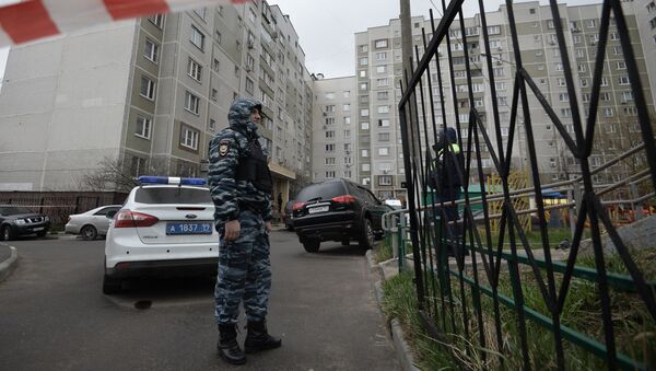 Сотрудники правоохранительных органов у жилого дома на юге Москвы, где были обнаружено оружие и боеприпасы