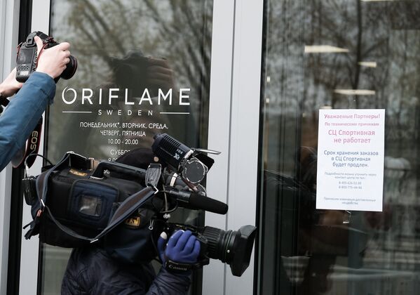 Журналисты у входа в московский офис компании Oriflame