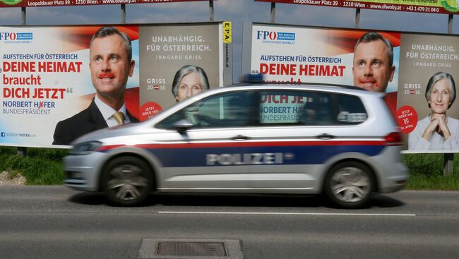 Агитационные плакаты перед выборами президента Австрии на улице Вены. Архивное фото