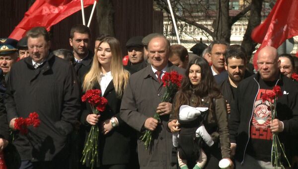 Зюганов и боец Монсон возложили цветы к Мавзолею Ленина. Кадры церемонии