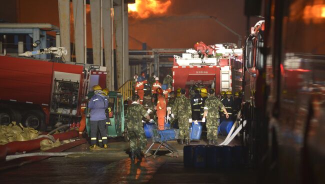 На месте взрыва на складе химикатов в Тайчжоу, Китай, 23 апреля 2016