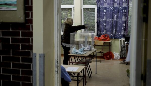 Женщина голосует на парламентских выборах в Сербии, 24 апреля 2016