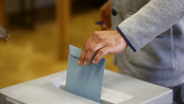 Мужчина голосует на президентских выборах в Австрии, 24 апреля 2016
