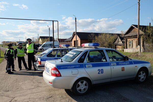 Сотрудники правоохранительных органов на улице поселка Ивашевка Сызранского района Самарской области Сотрудники правоохранительных органов на улице поселка Ивашевка Сызранского района Самарской области