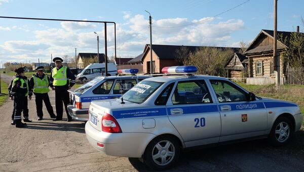 Сотрудники правоохранительных органов на улице поселка Ивашевка Сызранского района Самарской области