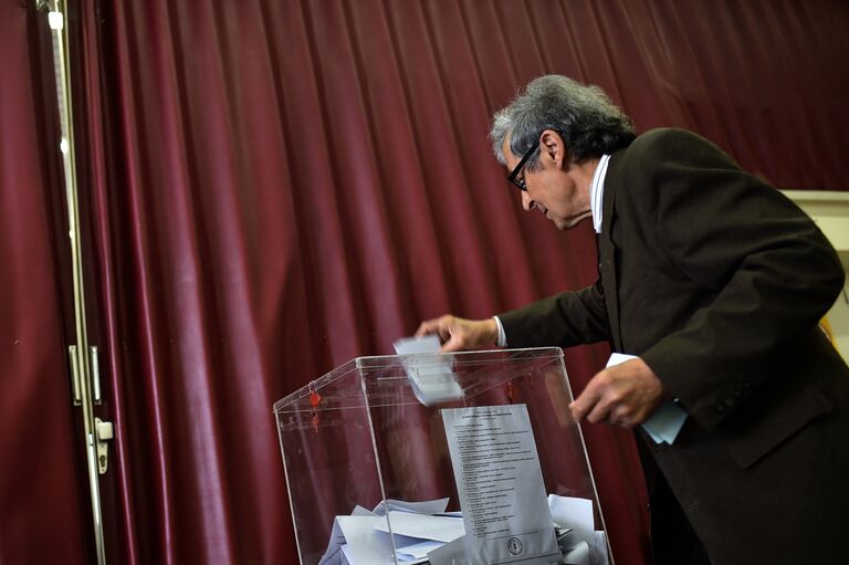 Мужчина голосует на парламентских выборах в Сербии, 24 апреля 2016 Мужчина голосует на парламентских выборах в Сербии, 24 апреля 2016