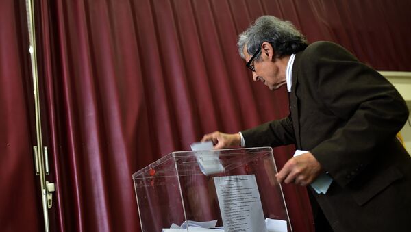Мужчина голосует на парламентских выборах в Сербии, 24 апреля 2016