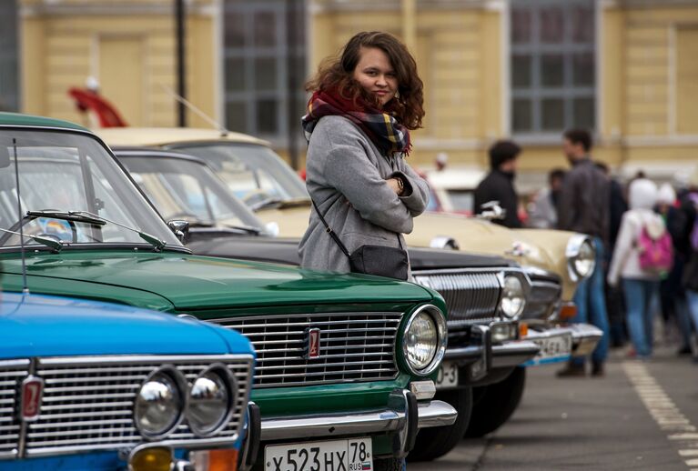 На выставке ретро-автомобилей в Санкт-Петербурге