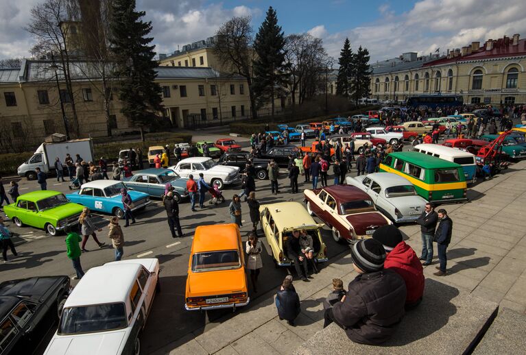 На выставке ретро-автомобилей в Санкт-Петербурге