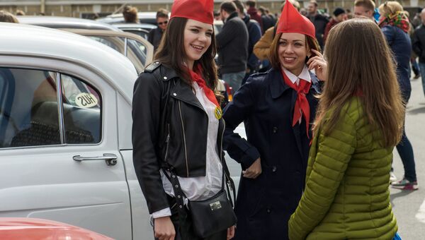 Девушки на выставке ретро-автомобилей в Санкт-Петербурге