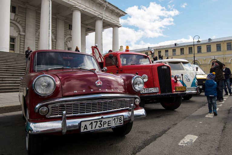 Автомобиль Москвич-402 на выставке ретро-автомобилей в Санкт-Петербурге