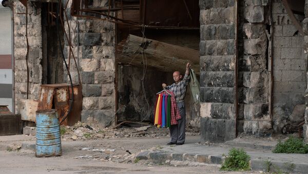 Мужчина торгует одеждой на одной из улиц Хомса. Архивное фото