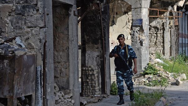 Полицейский дежурит на одной из улиц Хомса. Сирия. Архивное фото