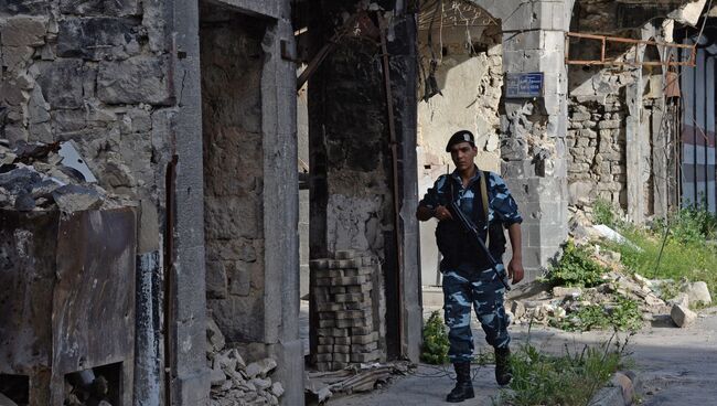 Полицейский дежурит на одной из улиц Хомса