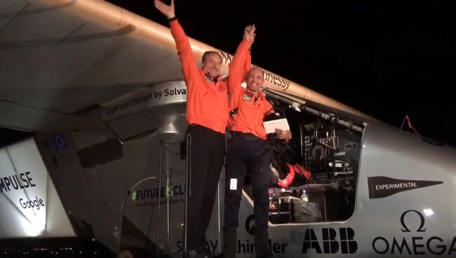 Как встречали пилотов Solar Impulse 2 после перелета над Тихим океаном