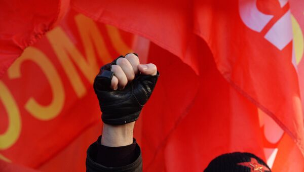 Шествие и митинг, посвященные годовщине Великой Октябрьской социалистической революции. Архивное фото