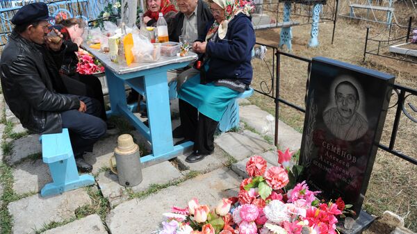 Посещение кладбищ в день Радоницы. Архивное фото