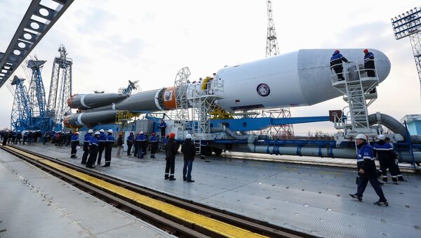 Предстартовый вывоз ракеты Союз-2.1а на стартовую площадку космодрома Восточный