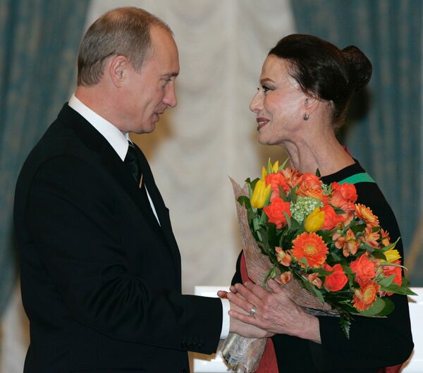 Президент РФ Владимир Путин наградил орденом За заслуги перед Отечеством I степени балерину Майю Плисецкую
