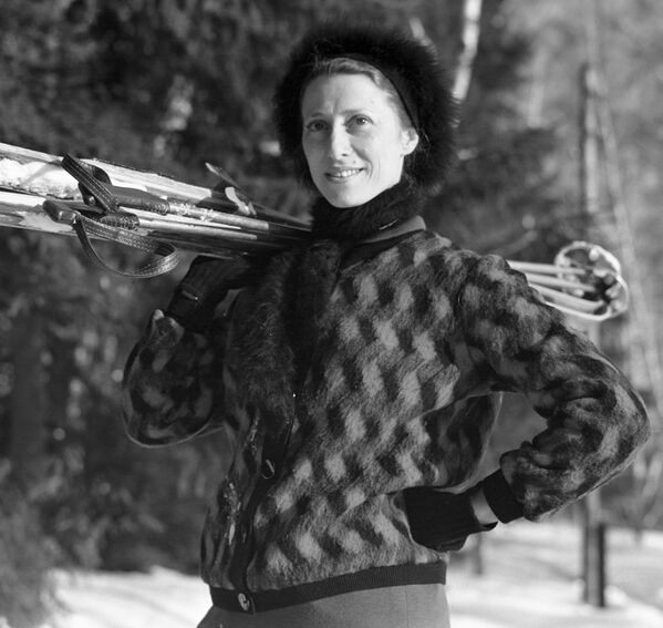 Народная артистка СССР Майя Плисецкая, на лыжной прогулке
