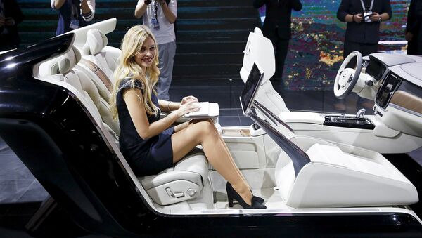 Модель демонстрирует салон автомобиля Volvo S90. Пекинский автосалон, апрель 2016