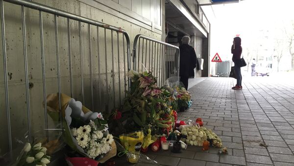 Цветы у входа на станцию метро Мальбек в Брюсселе, Бельгия. Архивное фото