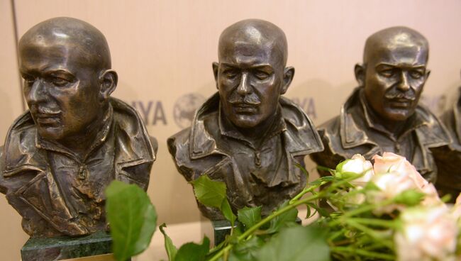 Официальное вручение премий лауреатам и дипломантам Международного литературно-медийного конкурса им.Олеся Бузины Официальное вручение премий лауреатам и дипломантам Международного литературно-медийного конкурса им.Олеся Бузины