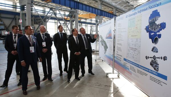 Председатель правительства РФ Дмитрий Медведев во время посещения предприятия АО Транснефть Нефтяные Насосы в Челябинске